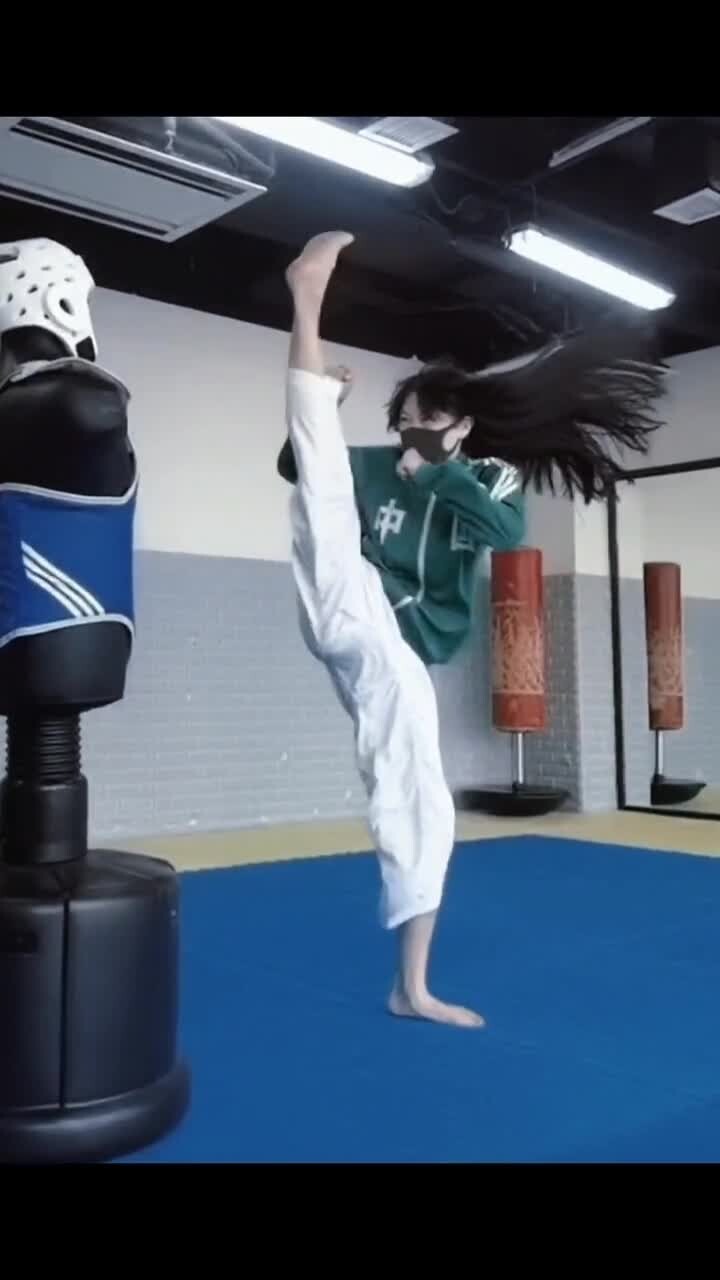 你能顶得住这个小姐姐一脚吗