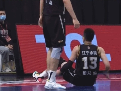 13号要扣篮了，哦他不会！郭艾伦快攻反击准备上篮尴尬滑倒