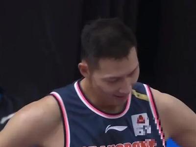 拳怕少壮!易建联篮下被对方连帽两个后无奈摇头