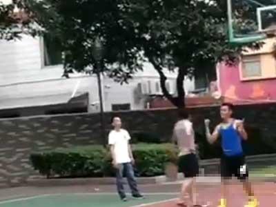库里看到给你点赞！小伙中场三步上篮打进三分