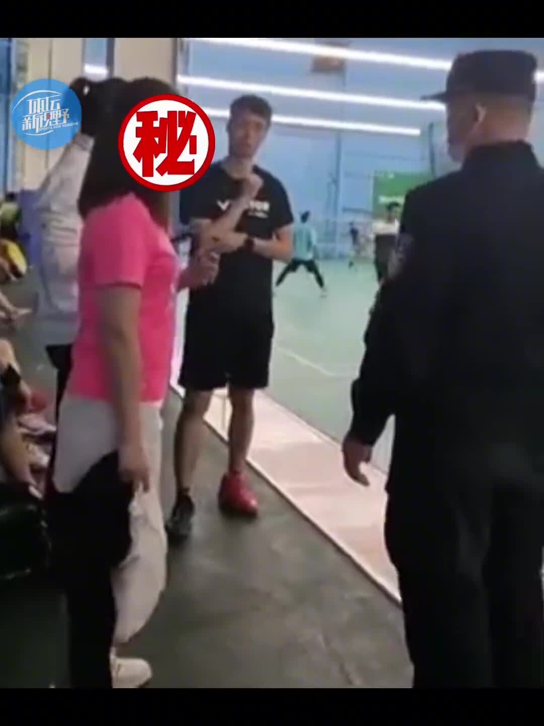 笑死了！一女士打羽毛球 因被对手偷发后场球而报警！