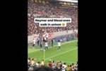 梅西x内马尔：场上默契十足?，场下走路都神同步?